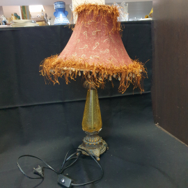 Настольная лампа с абажуром. 